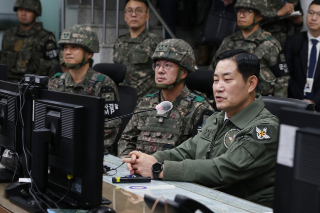 신원식 국방부장관이 9일 오전 최전방 육군 제1보병사단을 찾아 예하 부대지휘관들과 화상회의(VTC)를 통해 “적이 도발하면 즉각 응징, 강력히 응징, 끝까지 응징하라”고 지시하고 있다. 사진 제공=국방부