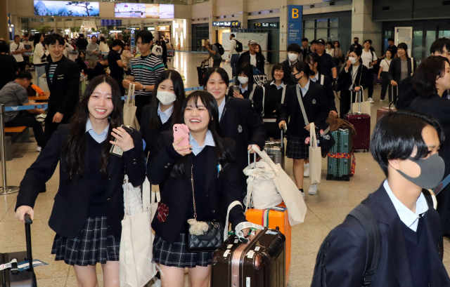 9일 인천공항을 통해 일본 가가와현 사카이데 제일고등학교 수학여행단이 입국하고 있다. 에어서울이 유치한 일본 가가와현 수학여행단의 방문은 코로나19 팬데믹 이후 처음이다. 연합뉴스
