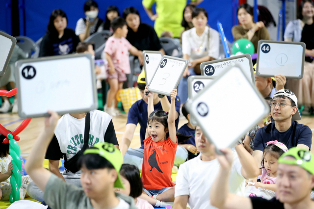 16일 광주 북구 반다비체육센터에서 가족이 함께하는 육아문화 조성을 위한 ‘아빠와 함께하는 육아골든벨’이 열리고 있다. 북구는 아빠의 육아 참여 문화 확산과 아이 키우기 좋은 북구를 만들기 위해 이번 행사를 마련했다. 연합뉴스