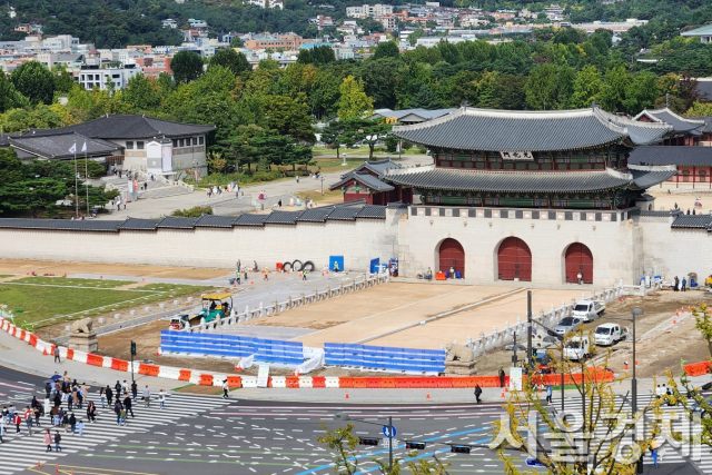 오는 15일 복원 공개를 엿새 앞둔 9일 경복궁의 광화문 월대 공사가 한창 진행 중이다. 궁궐 대문의 월대 가운데 난간석을 두른 것은 광화문이 유일하다. 그동안 광화문 앞에 바짝 붙어 있던 해치상은 월대 앞으로 옮겨져 있다.