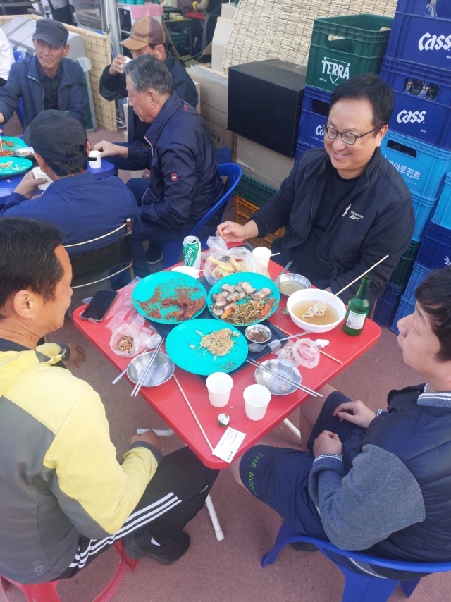 ‘흥겨운 축제’. 9일 오후 2023 남사당 바우덕이 축제를 찾는 시민들이 장터 음식과 술을 즐기고 있다. 사진 = 손대선 기자