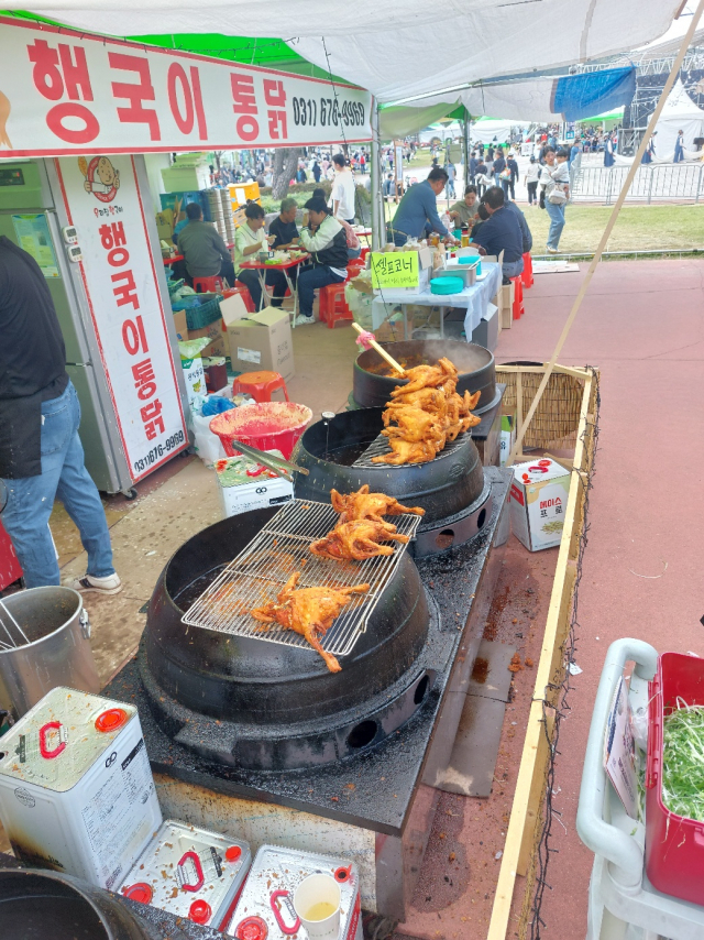 2023 남사당 바우덕이 축제 장터에서 시민들이 가장 즐겨 찾는 가마솥 파 통닭. 사진 = 손대선 기자