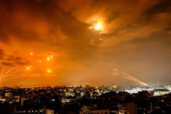 8일(현지 시간) 하마스가 발사한 로켓포와 이를 막기 위해 발사된 이스라엘의 저고도 방어망 ‘아이언돔’. AFP연합뉴스