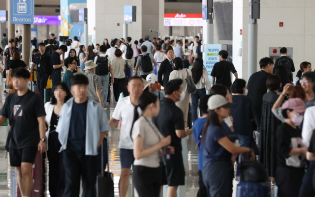 여름 휴가철 이용객으로 붐비는 인천국제공항 제1터미널(사진은 기사와 직접적인 관련이 없습니다). 연합뉴스