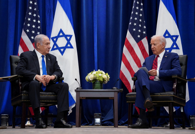 지난 9월 20일(현지시간) 조 바이든(오른쪽) 미국 대통령이 미국 뉴욕시에서 열린 ‘제78차 유엔총회’와 별도로 베냐민 네타냐후 이스라엘 총리와 회담하고 있는 모습. 로이터연합뉴스