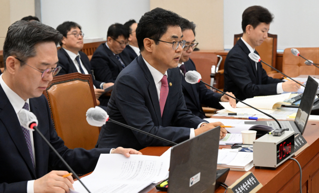 김창기 국세청장이 10일 서울 여의도 국회에서 열린 기획재정위원회 국세청, 서울지방국세청, 중부지방국세청, 인천지방국세청 등에 대한 국정감사에서 의원들의 질의에 답하고 있다. 성형주 기자