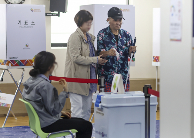 서울 강서구청장 보궐선거 사전투표 마지막날인 7일 서울 강서구 등촌 제3동 주민센터에 마련된 사전투표소에서 한 시각장애인이 투표를 하고 있다. 연합뉴스