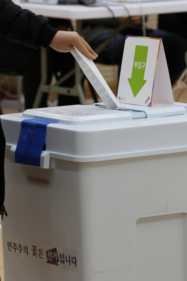 서울 강서구청장 보궐선거 사전투표가 시작된 6일 오전 서울 방화1동 주민센터에 마련된 투표소에서 유권자가 투표하고 있다. 연합뉴스