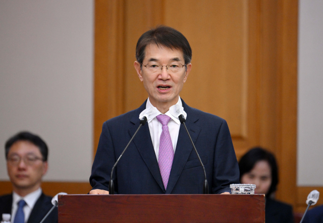 대법원장 권한대행 안철상 대법관이 10일 서울 서초구 대법원에서 열린 국회 법제사법위원회 대법원 및 법원행정처 등 산하기관에 대한 국정감사에서 인사말을 하고 있다. 연합뉴스