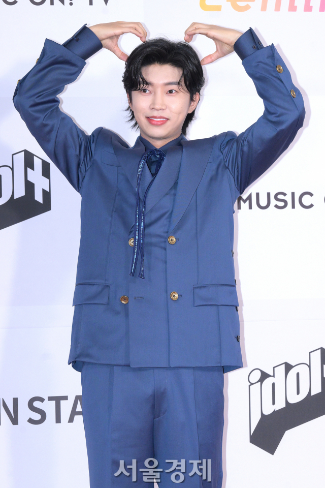가수 임영웅이 10일 오후 인천 남동구 인천 남동체육관에서 열린 ‘2023 더팩트 뮤직 어워즈(TMA)’ 레드카펫에서 포즈를 취하고 있다. 김규빈 기자