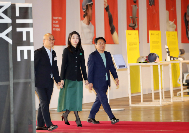 윤석열 대통령 부인 김건희 여사가 10일 광주 북구 광주비엔날레 전시관에서 열리고 있는 제10회 광주디자인비엔날레를 찾아 나건 총감독, 강기정 광주시장과 함께 작품들을 관람하고 있다. 연합뉴스