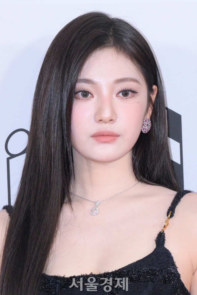 그룹 에스파(aespa) 닝닝이 10일 오후 인천 남동구 인천 남동체육관에서 열린 ‘2023 더팩트 뮤직 어워즈(TMA)’ 레드카펫에서 포즈를 취하고 있다. 김규빈 기자