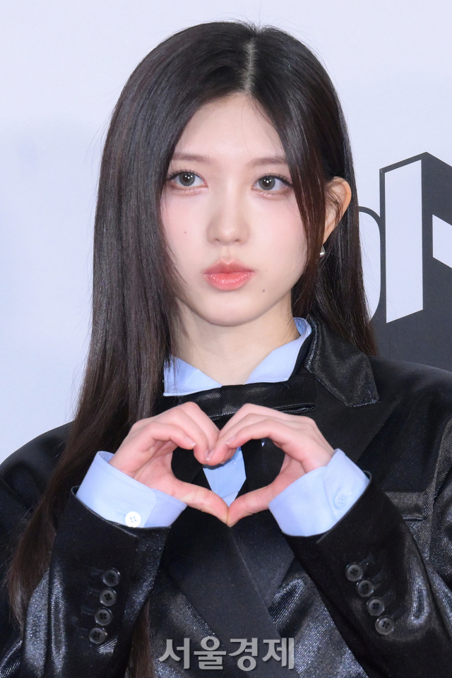 그룹 아이브(IVE) 가을이 10일 오후 인천 남동구 인천 남동체육관에서 열린 ‘2023 더팩트 뮤직 어워즈(TMA)’ 레드카펫에서 포즈를 취하고 있다. 김규빈 기자