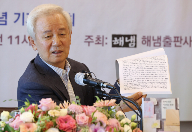 김홍신 작가가 10일 장편소설 '죽어나간 시간을 위한 애도' 출간기념 기자간담회에서 자신이 쓴 원고(복사본)를 공개하고 있다. 연합뉴스