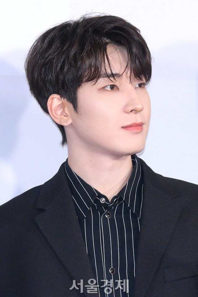 그룹 세븐틴(SEVENTEEN) 원우가 10일 오후 인천 남동구 인천 남동체육관에서 열린 ‘2023 더팩트 뮤직 어워즈(TMA)’ 레드카펫에서 포즈를 취하고 있다. 김규빈 기자