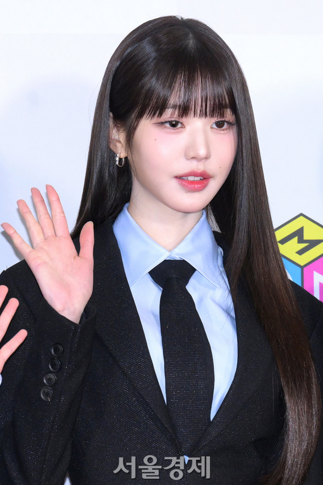 그룹 아이브(IVE) 장원영이 10일 오후 인천 남동구 인천 남동체육관에서 열린 ‘2023 더팩트 뮤직 어워즈(TMA)’ 레드카펫에서 포즈를 취하고 있다. 김규빈 기자