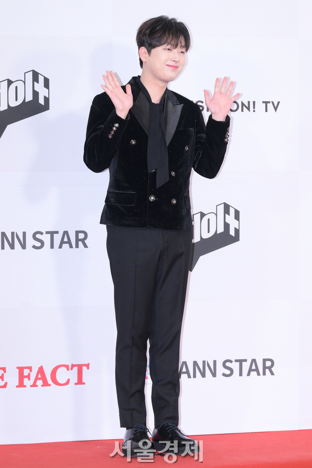가수 이찬원이 10일 오후 인천 남동구 인천 남동체육관에서 열린 ‘2023 더팩트 뮤직 어워즈(TMA)’ 레드카펫에서 포즈를 취하고 있다. 김규빈 기자