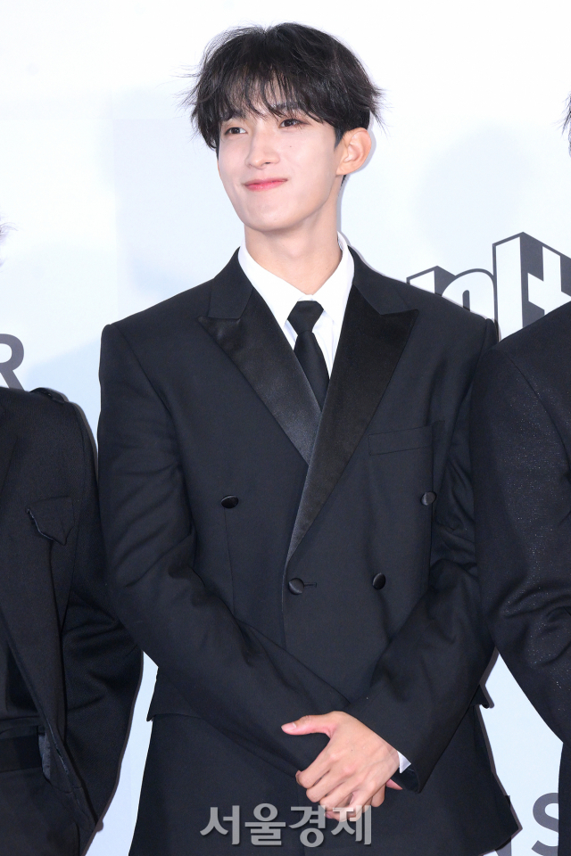 그룹 세븐틴(SEVENTEEN) 도겸이 10일 오후 인천 남동구 인천 남동체육관에서 열린 ‘2023 더팩트 뮤직 어워즈(TMA)’ 레드카펫에서 포즈를 취하고 있다. 김규빈 기자