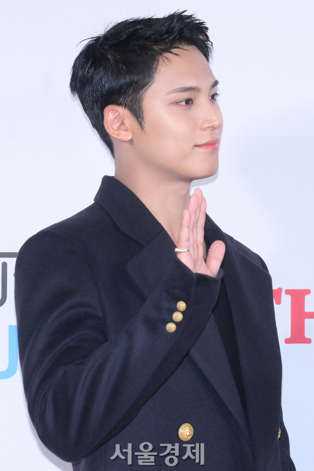 그룹 세븐틴(SEVENTEEN) 민규가 10일 오후 인천 남동구 인천 남동체육관에서 열린 ‘2023 더팩트 뮤직 어워즈(TMA)’ 레드카펫에서 포즈를 취하고 있다. 김규빈 기자