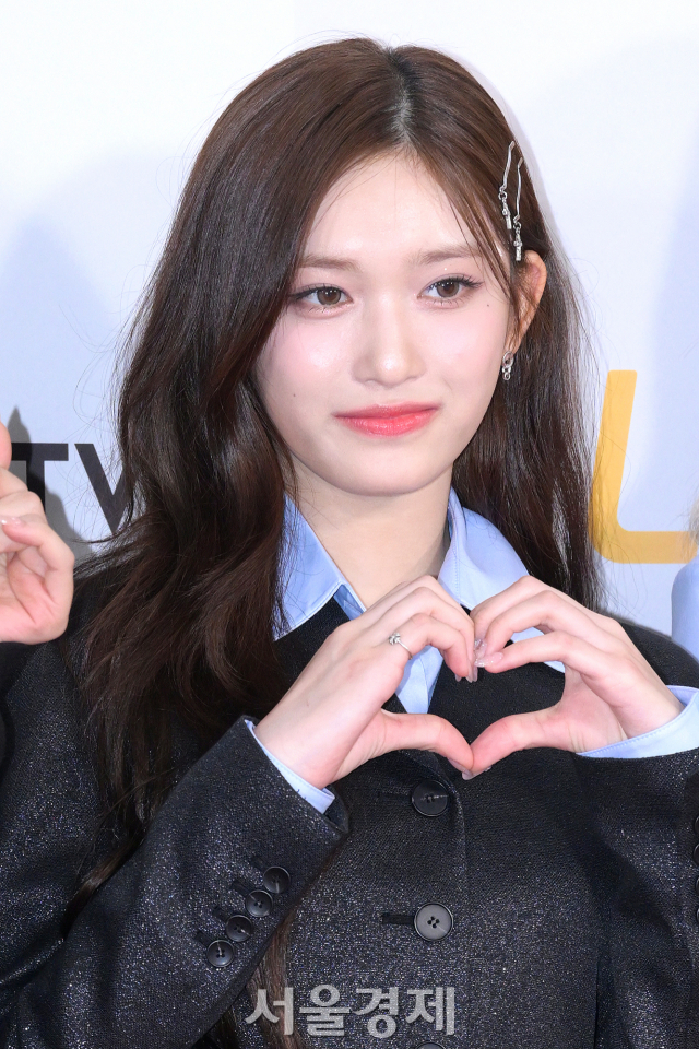 그룹 아이브(IVE) 이서가 10일 오후 인천 남동구 인천 남동체육관에서 열린 ‘2023 더팩트 뮤직 어워즈(TMA)’ 레드카펫에서 포즈를 취하고 있다. 김규빈 기자