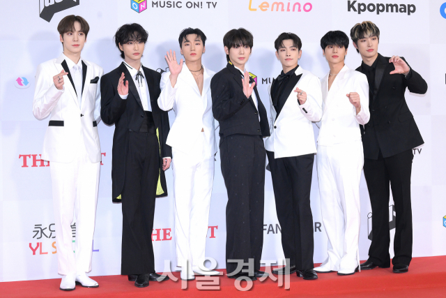 그룹 에이티즈(ATEEZ)가 10일 오후 인천 남동구 인천 남동체육관에서 열린 ‘2023 더팩트 뮤직 어워즈(TMA)’ 레드카펫에서 포즈를 취하고 있다. 김규빈 기자