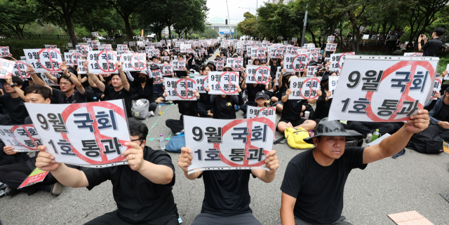 전국에서 모인 교사들이 지난 달 16일 서울 영등포구 여의도공원 교차로 일대에서 열린 공교육 회복을 위한 국회 입법 촉구 집회에 참석해 교권 회복을 위한 입법을 촉구하는 구호를 외치고 있다. 연합뉴스