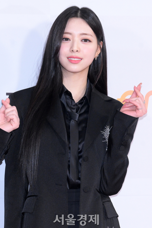 그룹 있지(ITZY) 유나가 10일 오후 인천 남동구 인천 남동체육관에서 열린 ‘2023 더팩트 뮤직 어워즈(TMA)’ 레드카펫에서 포즈를 취하고 있다. 김규빈 기자