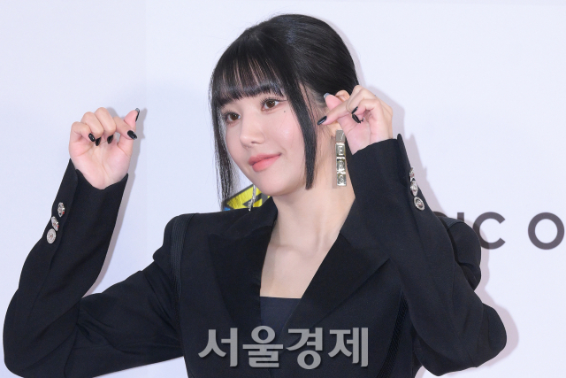 가수 권은비가 10일 오후 인천 남동구 인천 남동체육관에서 열린 ‘2023 더팩트 뮤직 어워즈(TMA)’ 레드카펫에서 포즈를 취하고 있다. 김규빈 기자