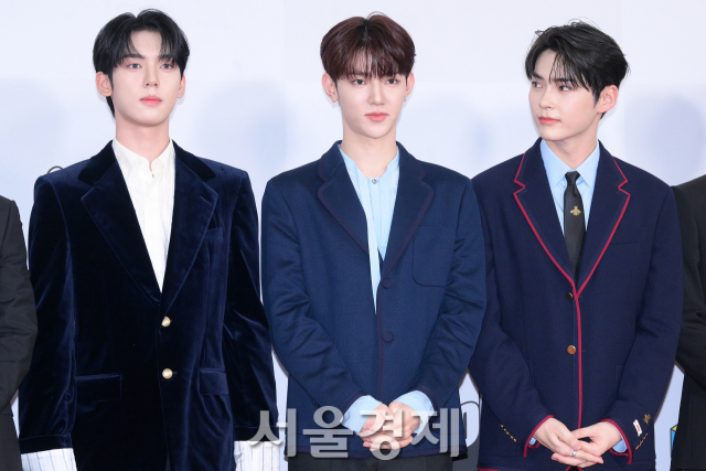 그룹 제로베이스원(ZEROBASEONE) 한유진, 장하오, 성한빈이 10일 오후 인천 남동구 인천 남동체육관에서 열린 ‘2023 더팩트 뮤직 어워즈(TMA)’ 레드카펫에서 포즈를 취하고 있다. 김규빈 기자