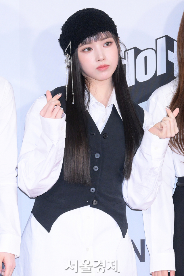 그룹 엔믹스(NMIXX) 지우가 10일 오후 인천 남동구 인천 남동체육관에서 열린 ‘2023 더팩트 뮤직 어워즈(TMA)’ 레드카펫에서 포즈를 취하고 있다. 김규빈 기자