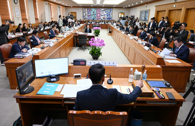 김도읍 국회 법제사법위원장이 10일 오전 서울 서초구 대법원에서 열린 국회 법제사법위원회 대법원 및 법원행정처 등 산하기관에 대한 국정감사의 시작을 알리는 의사봉을 두드리고 있다. 연합뉴스