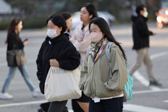 쌀쌀한 가을 날씨를 보인 10일 오전 서울 종로구 광화문네거리에서 시민들이 발걸음을 재촉하고 있다. 연합뉴스