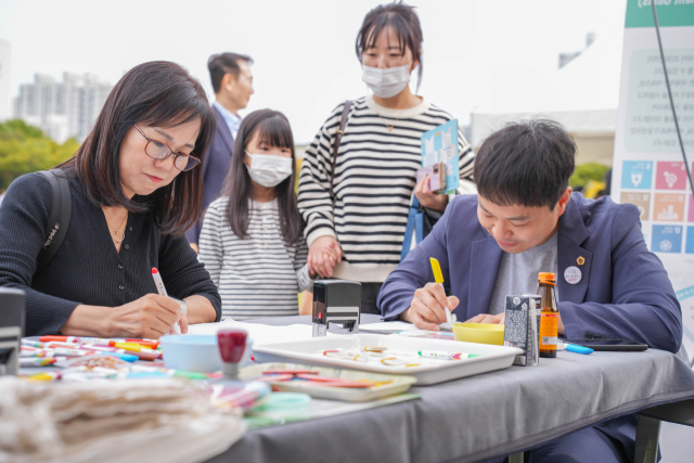 7일 안양시 평촌중앙공원에서 열린 업사이클 빌리지 행사. 사진 제공 = 경기환경에너지진흥원