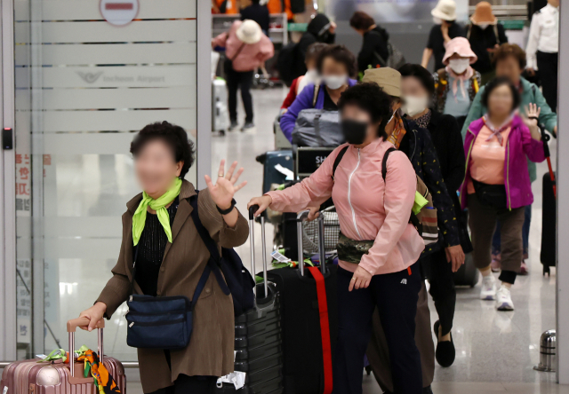 이스라엘 텔아비브 공항에서 출발한 시민들이 11일 인천국제공항 2터미널 입국장을 통해 귀국하고 있다. 연합뉴스