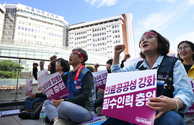 공공운수노조 의료연대본부 서울대병원 분회가 무기한 파업에 돌입한 11일 서울 종로구 서울대병원에서 조합원들이 총파업 총력투쟁 선포 기자회견과 파업 출정식을 열고 있다. 노조는 의료 공공성 강화와 인력 충원 등을 요구하며 이날부터 무기한 파업에 돌입했다. 오승현 기자