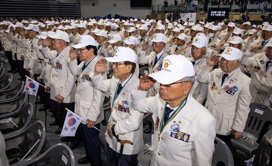 지난 6월 25일 오전 서울 중구 장충체육관에서 열린 6.25 73주년 행사에 참석한 참전 용사들이 국가보훈부에서 올해부터 지급한 '영웅의 제복'을 입고 국기에 경례하고 있다. 연합뉴스