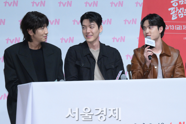 가수 겸 배우 도경수가 11일 오후 서울 강남구 엘리에나호텔에서 진행된 tvN 새 예능프로그램 ‘콩 심은 데 콩 나고 팥 심은 데 팥 난다’ 제작발표회에서 소감을 말하고 있다. 김규빈 기자