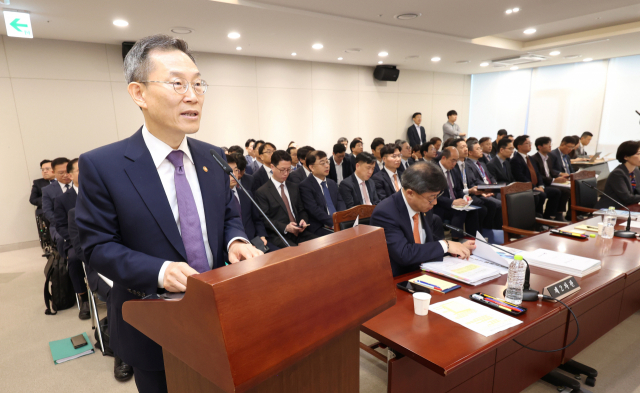 이종호 과학기술정보통신부 장관이 11일 오전 세종시 정부세종청사에서 열린 국회 과학기술정보방송통신위원회의 과학기술정보통신부, 우정사업본부 등의 국정감사에서 업무보고를 하고 있다. 연합뉴스