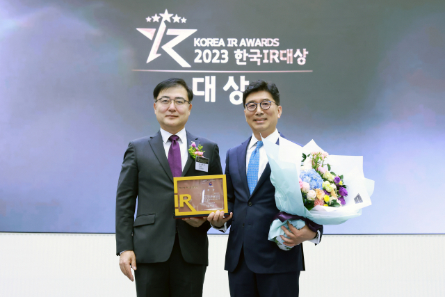 구자용(오른쪽) 현대자동차 IR담당 전무가 11일 열린 2023 한국IR대상 시상식에서 손병두 한국거래소 이사장으로부터 상패를 받고 있다. 사진 제공=현대차