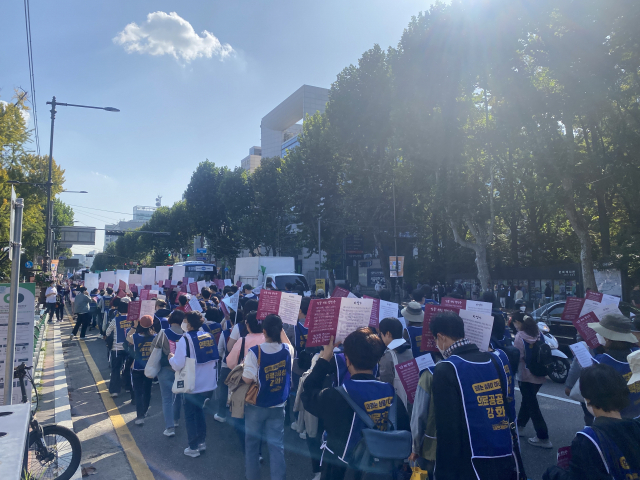 서울대병원 노조원들이 11일 오후 서울 종로구 마로니에 공원에서 행진 시위를 벌이고 있다. 이승령 기자