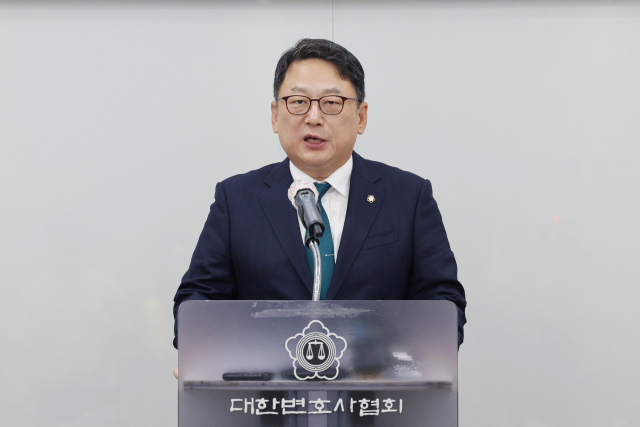 김영훈 대한변호사협회 협회장이 11일 오전 서울 서초구 변협회관에서 이균용 대법원장 후보자 낙마에 대한 긴급 기자회견을 하고 있다. 연합뉴스