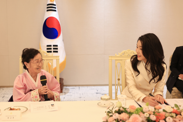 윤석열 대통령 부인 김건희 여사가 11일 서울 용산 대통령실 청사에서 열린 재일본대한민국부인회 초청 차담회에서 재일한국부인회 도쿄도본부 고문이자 중앙본부 회장인 최금분 할머니의 부인회 활동에 대한 발언을 경청하고 있다. 사진제공=대통령실