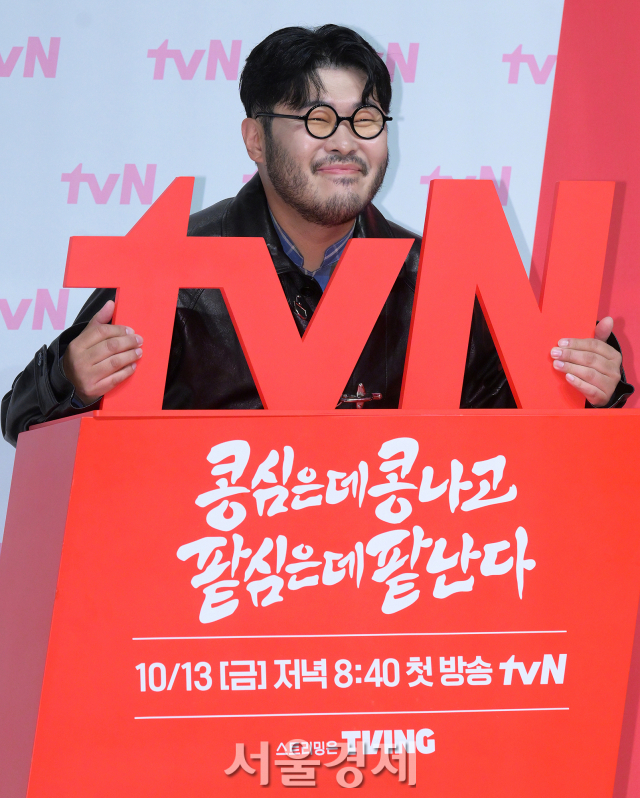 배우 김기방이 11일 오후 서울 강남구 엘리에나호텔에서 진행된 tvN 새 예능프로그램 ‘콩 심은 데 콩 나고 팥 심은 데 팥 난다’ 제작발표회에서 포즈를 취하고 있다. 김규빈 기자