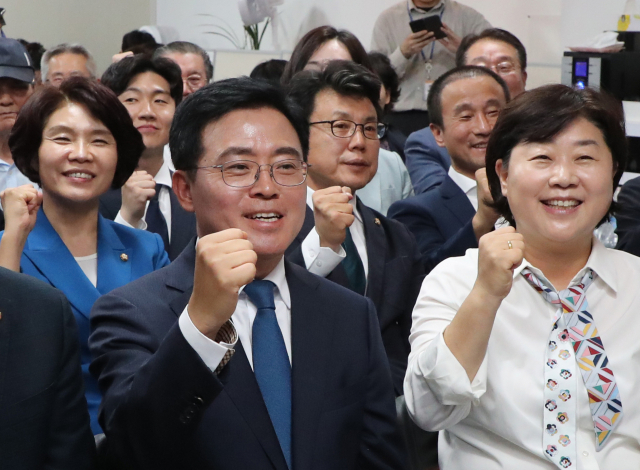 서울 강서구청장 보궐선거일인 11일 오후 서울 강서구 마곡동 진교훈(왼쪽) 더불어민주당 후보 캠프사무실에서 진 후보와 당직자들이 TV 개표 방송을 기다리고 있다. 연합뉴스