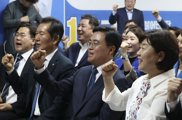 강서구청장 보궐선거일인 11일 오후 서울 강서구 마곡동 더불어민주당 진교훈 후보 캠프사무실에서 진 후보와 당직자들이 TV 개표 방송을 기다리며 파이팅 포즈를 취하고 있다. 연합뉴스