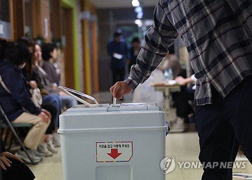 강서구청장 보궐선거날인 11일 오전 서울 강서구 양천초등학교에 마련된 가양1동 제1투표소에서 유권자들이 투표를 하고 있다. 연합뉴