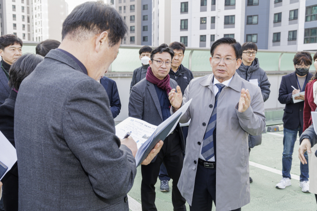 지난 2월 박강수 마포구청장이 한서공영주차장 운영 개선방법을 관련부서와 논의하고 있다. 사진 제공=마포구청