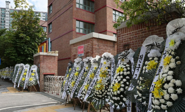 지난 8월 9일 경기도 의정부시 호원초등학교 정문에 고인이 된 교사를 추모하는 화환이 줄지어 놓여 있다. 의정부=연합뉴스