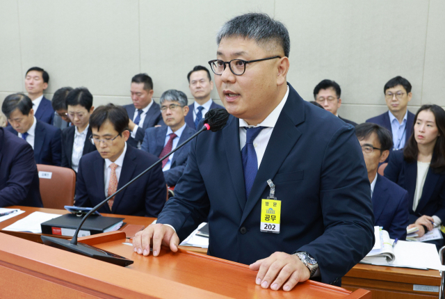 12일 국회에서 열린 보건복지위원회 국정감사에서 증인으로 출석한 조민수 코스트코 코리아 대표가 의원 질의에 답하고 있다. 연합뉴스