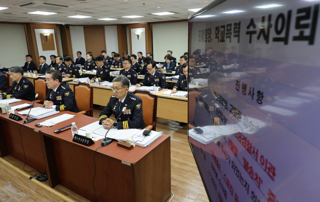 12일 오후 서울 경찰청에서 열린 경찰청·도로교통공단에 대한 국회 행정안전위원회 국정감사에서 윤희근 경찰청장이 학교폭력 관련 의원 질의를 듣고 있다. 연합뉴스